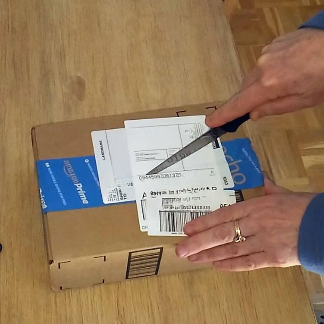 Joan öffnet das Paket mit der CE-Edition aus Amerika
